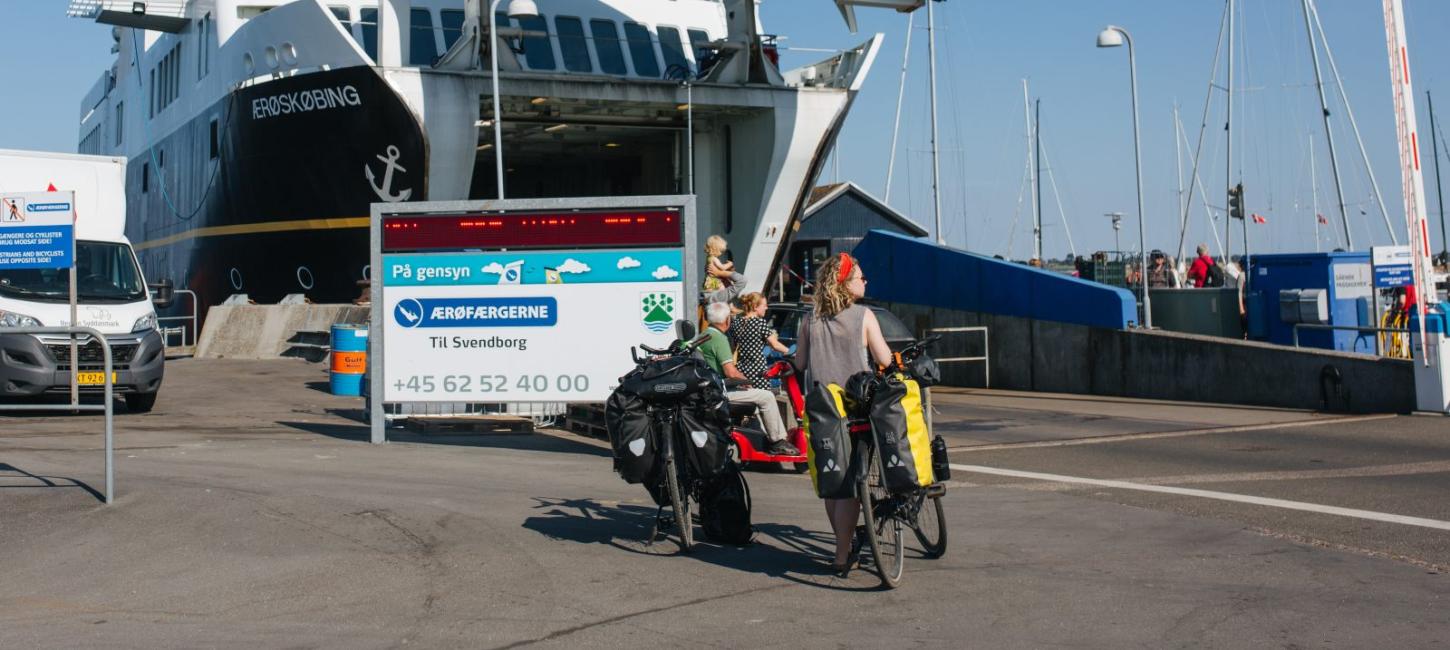 Cyklister ved færgen i Ærøskøbing