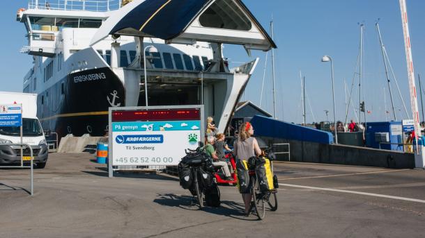 Cyklister ved færgen i Ærøskøbing