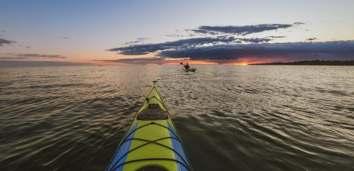 Kajak ved Ærø i solopgang/solnedgang | Vandsport