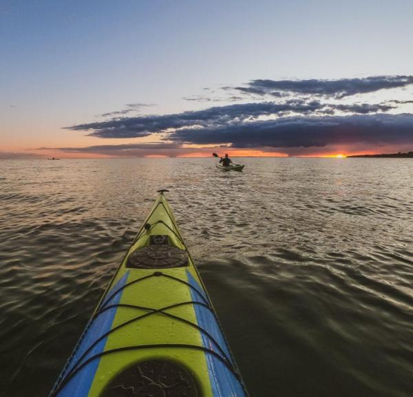 Kajak ved Ærø i solopgang/solnedgang | Vandsport