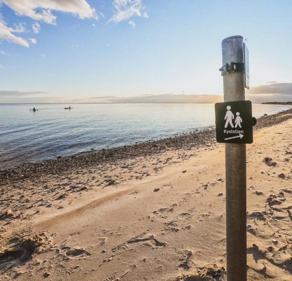 Kyststi-skilt ved kysten på Ærø