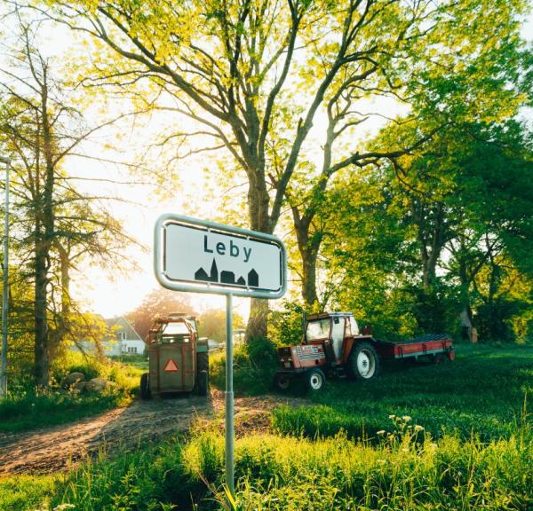 Byskilt ved landsbyen Leby på Ærø