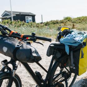 På cykel ved Vesterstrand og badehusene