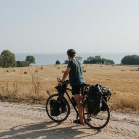 Cyklist nyder udsigten ved Bølgemose på Ærø