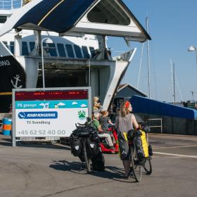 Cyklister ved færgen i Ærøskøbing